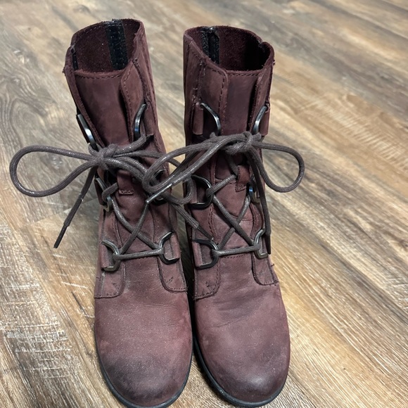 Sorel Joan of Arctic Cattail Red Wedge - Picture 1 of 6